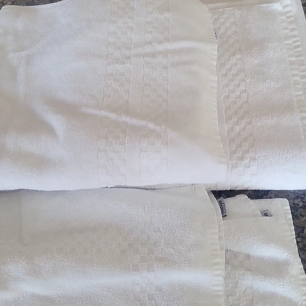 COPY Lot of 6 White Towel Set like new bath towel  x 2, rug x 2, hand towel 2